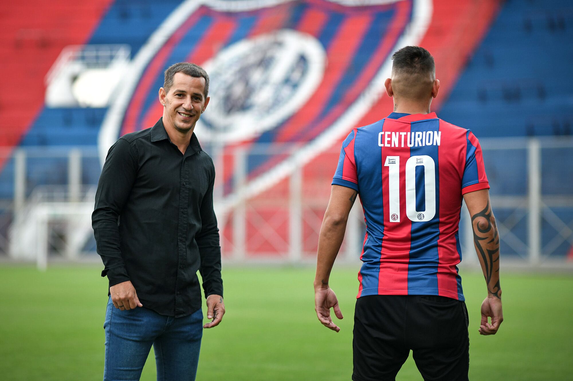 En la presentación de Ricardo Centurión, cuando Romagnoli era manager; Leandro fue promovido a la primera de San Lorenzo a los 16 años y se retiró en ella a los 37.