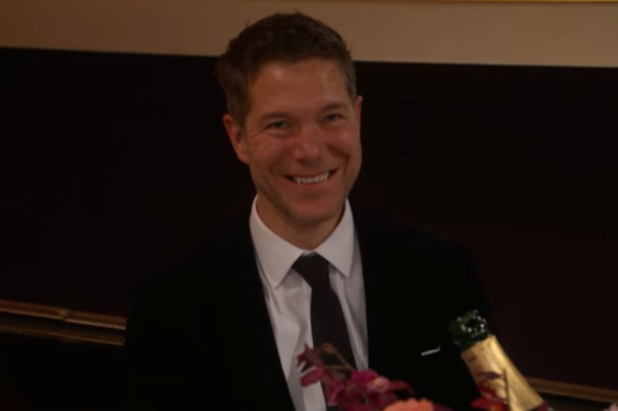 De acuerdo con la transmisión oficial de los Globos de Oro, el de la imagen es Freddie, el esposo de Jessie Buckley (Foto: Captura de video)