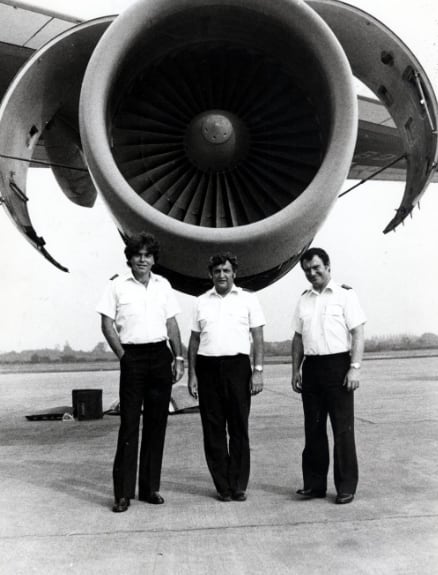 Eric Moody, en el centro, junto con el primer oficial Roger Greaves, a la izquierda, y el ingeniero Barry Townley-Freeman intentaron reiniciar los motores mientras el avión perdía altura