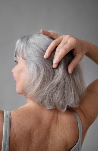 Dejar las canas visibles puede estar relacionado con la confianza y la percepción de uno mismo (Foto: Freepik)