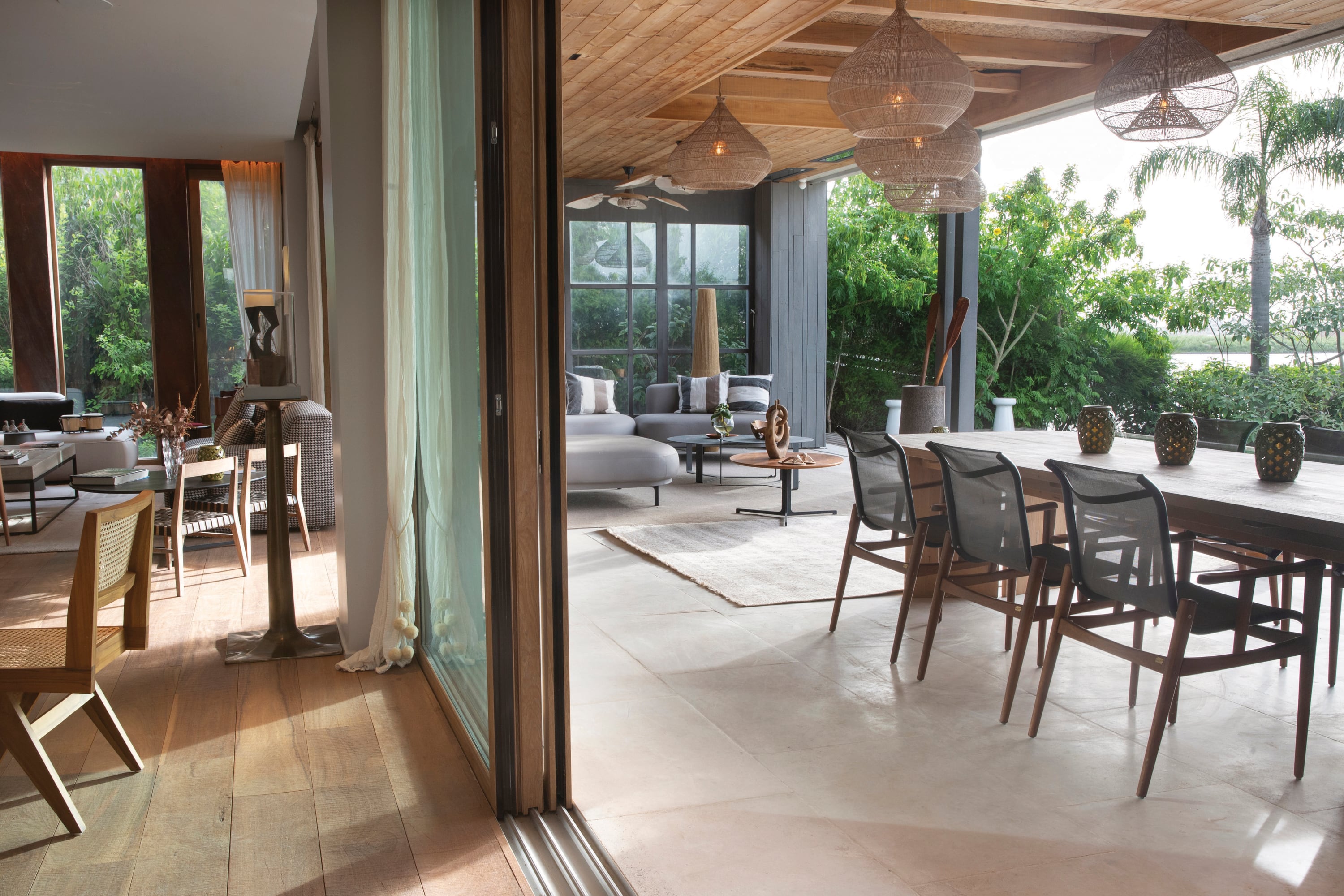 El comedor exterior. “Esta es una casa de puertas abiertas, nos encanta recibir gente”, dicen