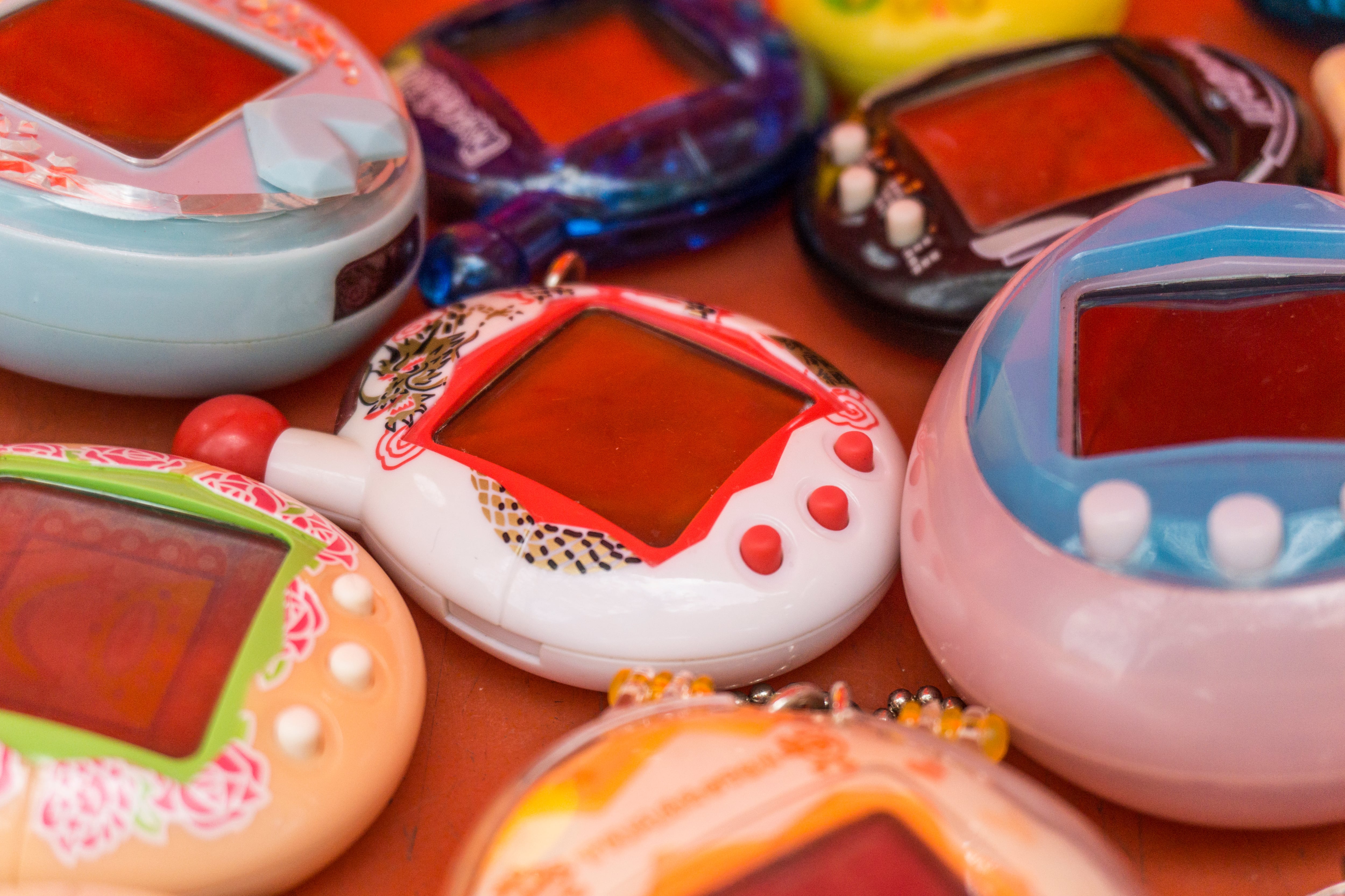 Los tamagotchi se venden en una gran variedad de formatos y colores