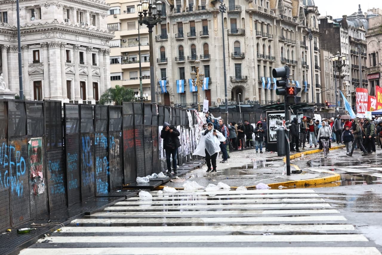 Los manifestantes que se acercaron a las vallas