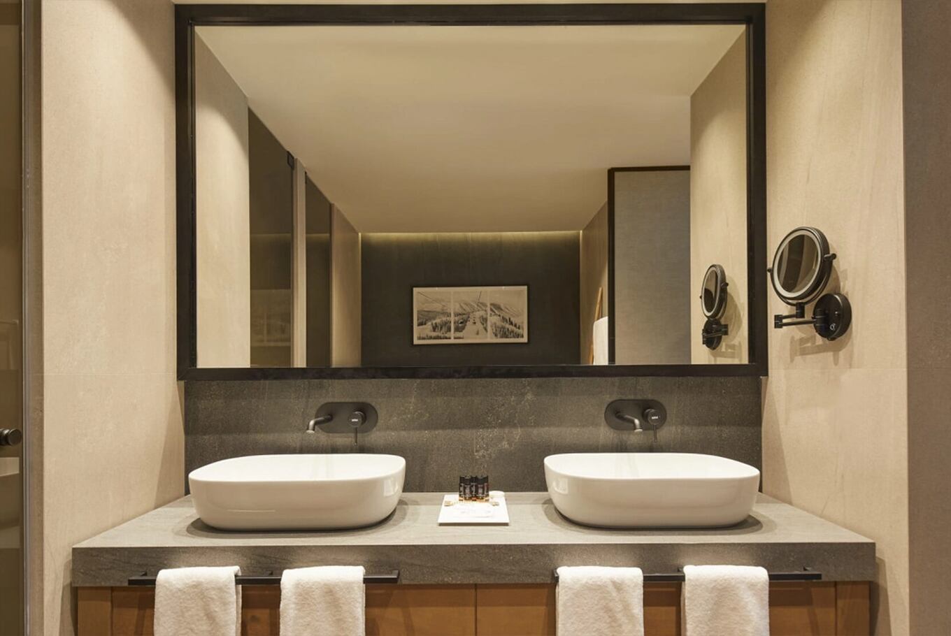 El baño privado de la suite está equipado con ducha de hidromasaje, doble lavabo y y revestimientos en tonos neutros