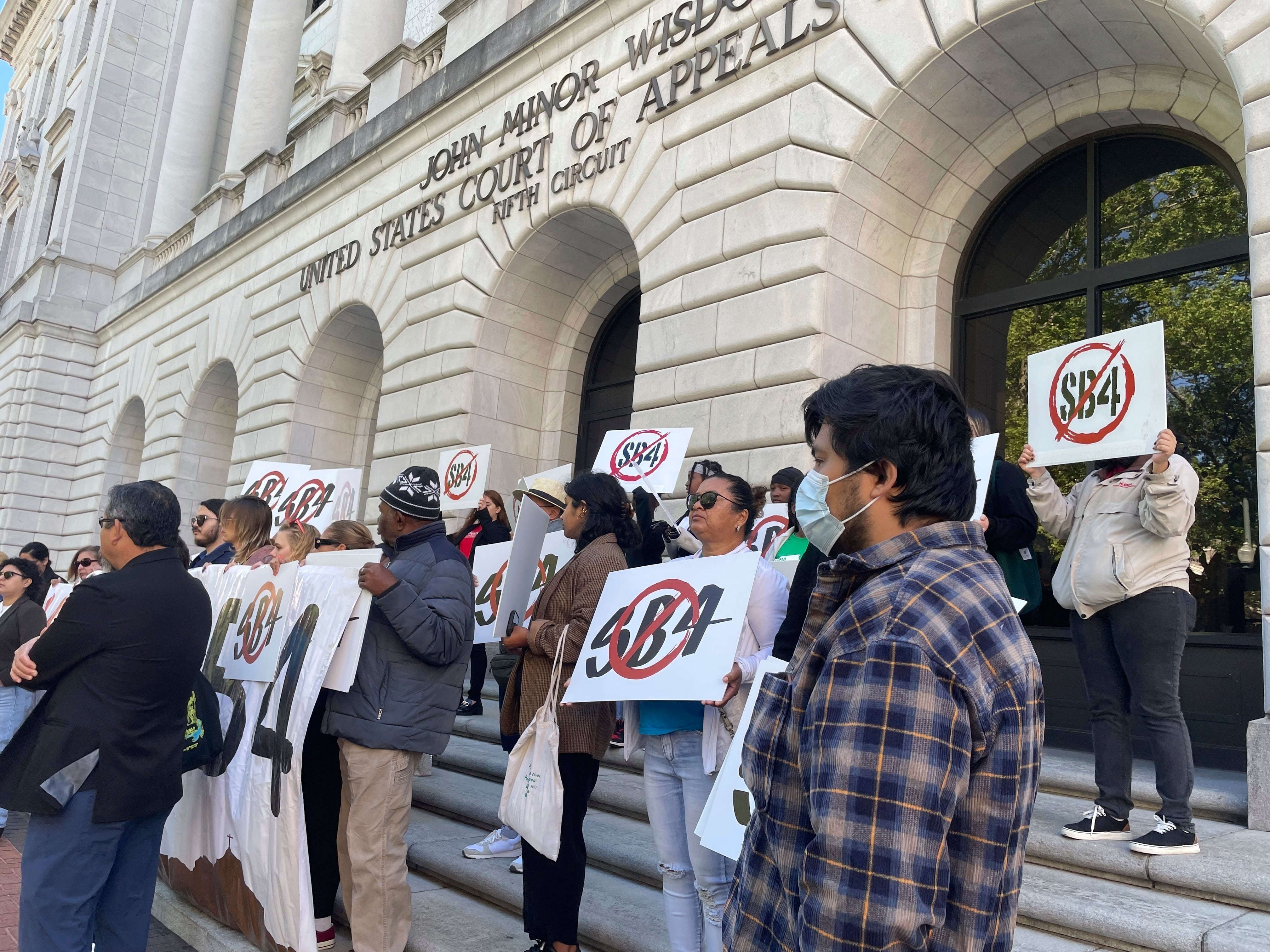 Manifestantes se reúnen frente a los edificios del tribunal federal en Nueva Orleans el miércoles 3 de abril de 2024, para protestar contra una ley de Texas conocida como SB4