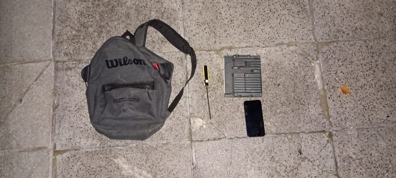 Uno de los delincuentes, antes de ser interceptado, se desprendió de una mochila. Los policías encontraron en su interior un destornillador y una computadora de automóvil llamada Unidad de Control Electrónico (ECU), dispositivo encargado de gestionar y controlar el motor y diversos sistemas periféricos de los rodados.