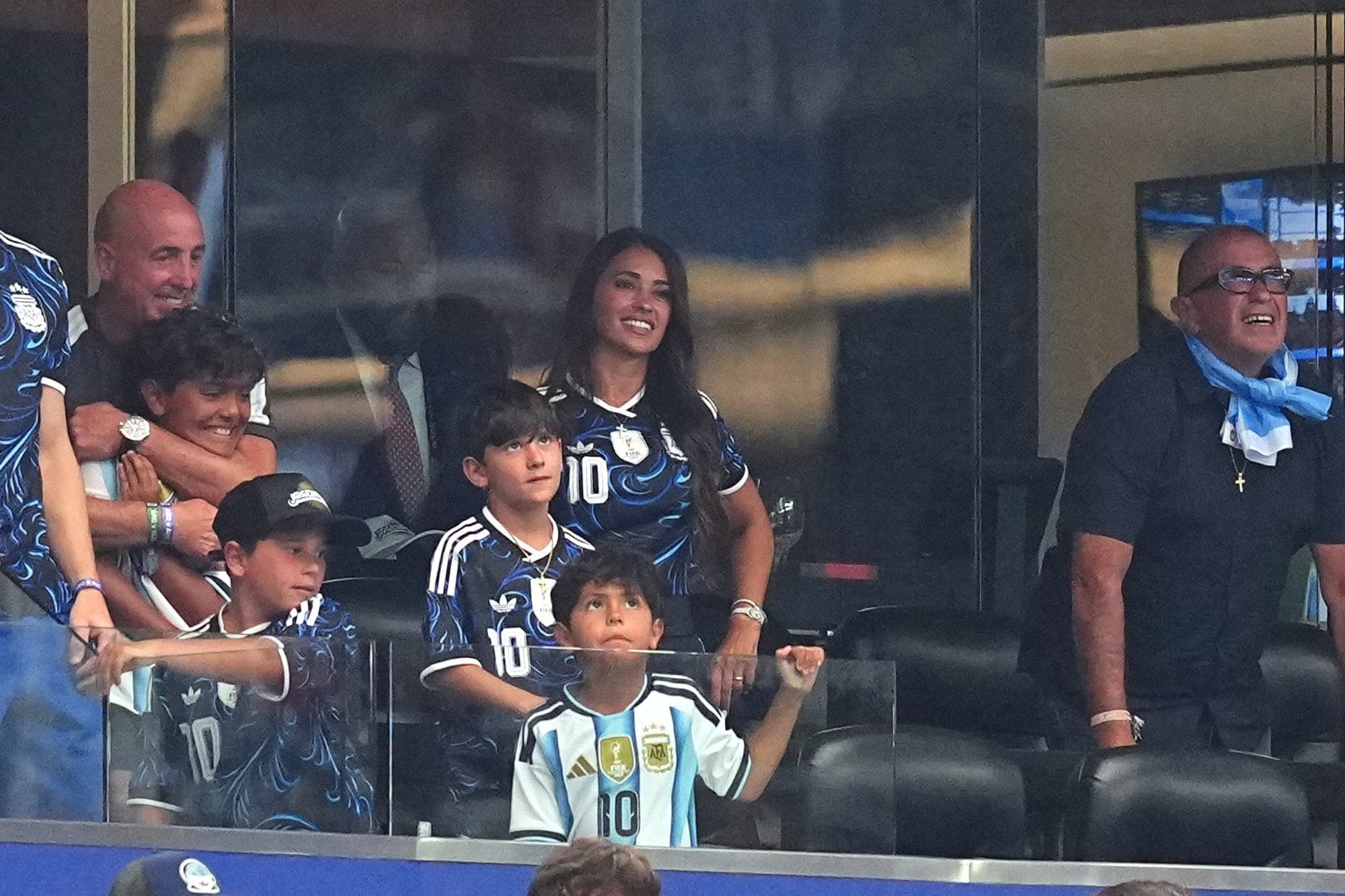 El festejo de Antonela Roccuzzo en el golazo de tiro libre de Lionel Messi