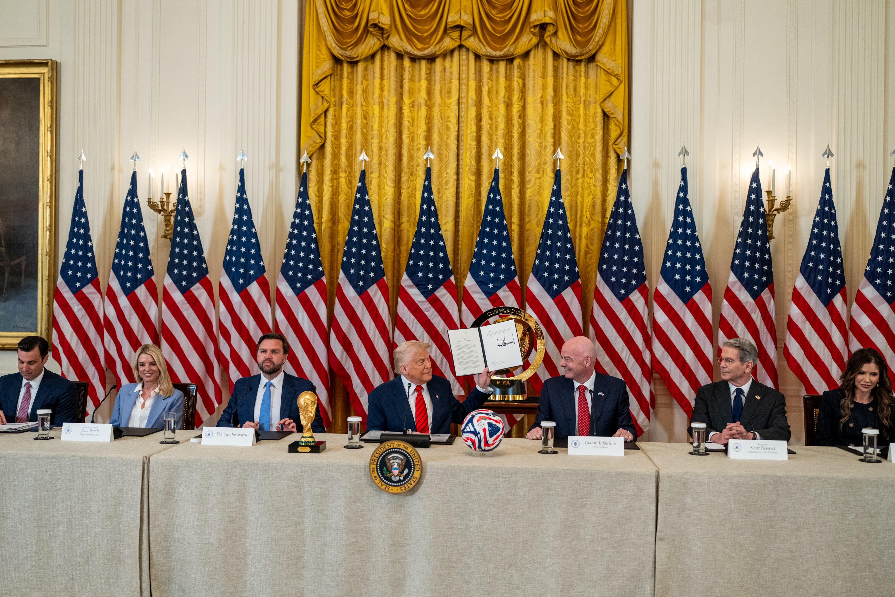 Donald Trump oficializó el nombramiento de Andrew Giuliani con su firma