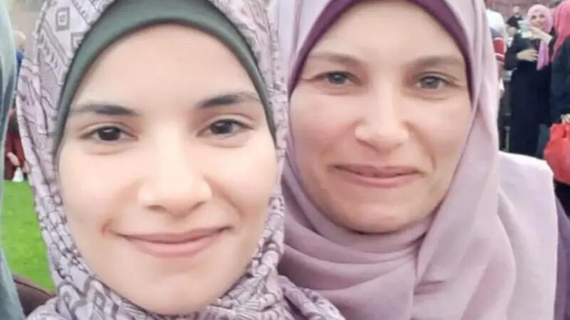 Aseel Ghaben, junto a su hermana que recientemente fue alcanzada por una bala.