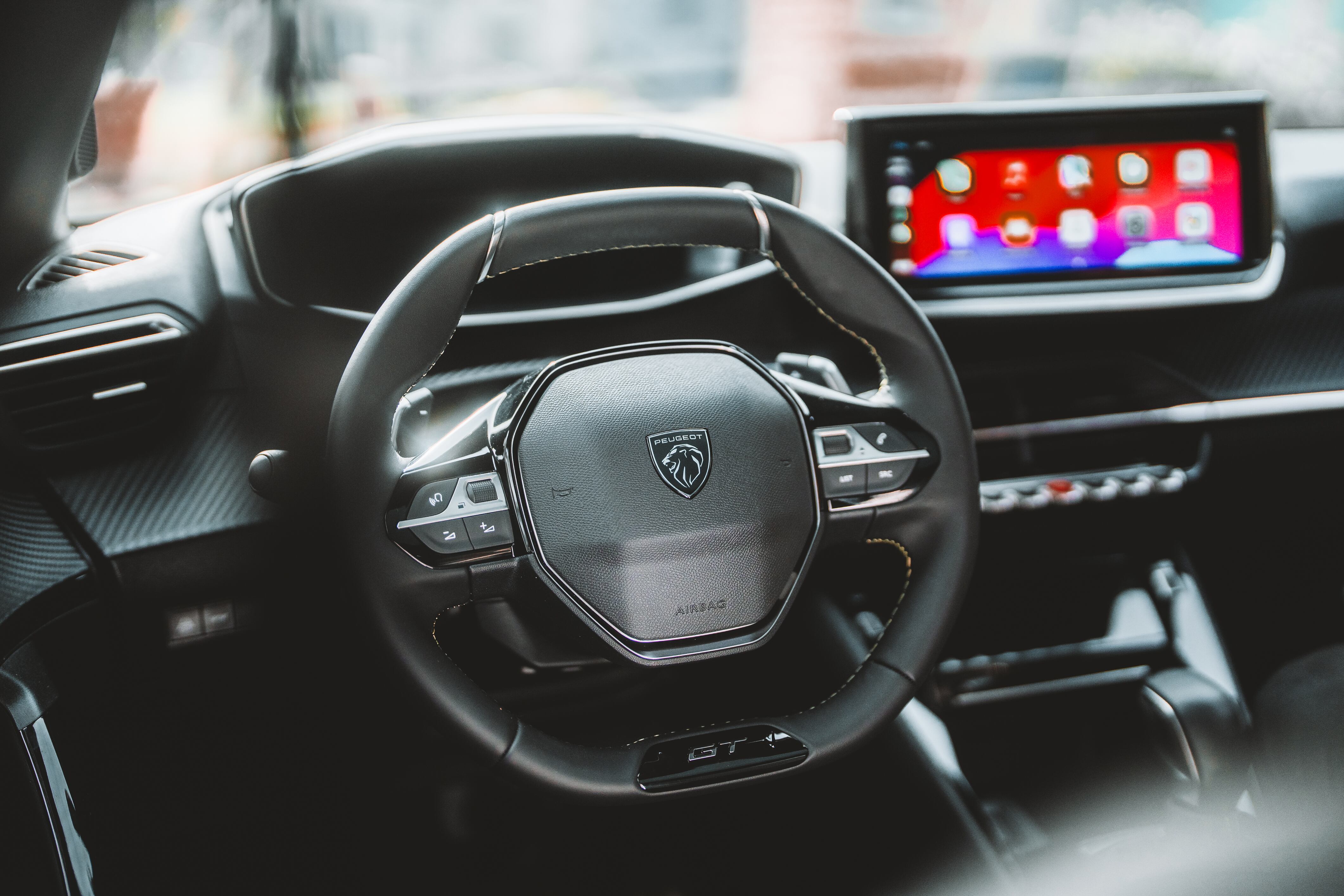 En la versión GT, el volante es de cuero con costuras