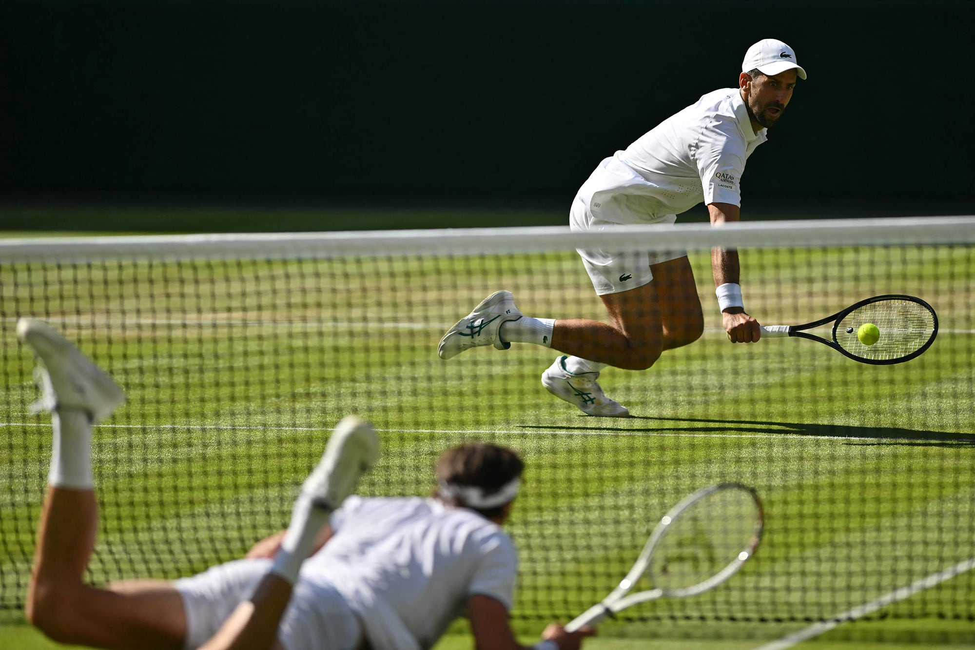 Djokovic ganó una batalla en Wimbledon y la cerró con una palomita que hizo levantar al público