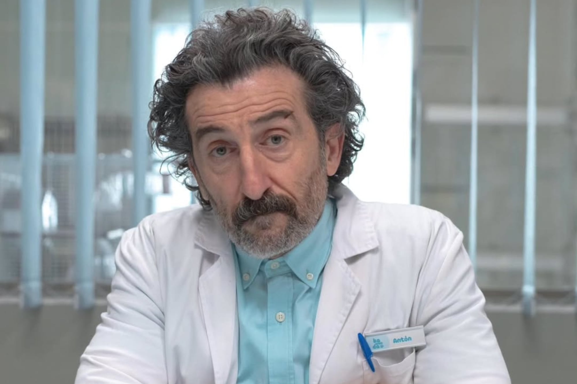 Luis Zahera, reconocido por su trabajo en Entrevías interpreta al veterinario Antón (Foto: Instagram @luiszahera)