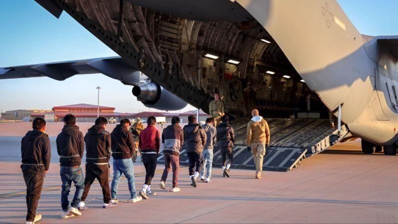 La Casa Blanca publicó imágenes de las deportaciones de migrantes en aviones militares
