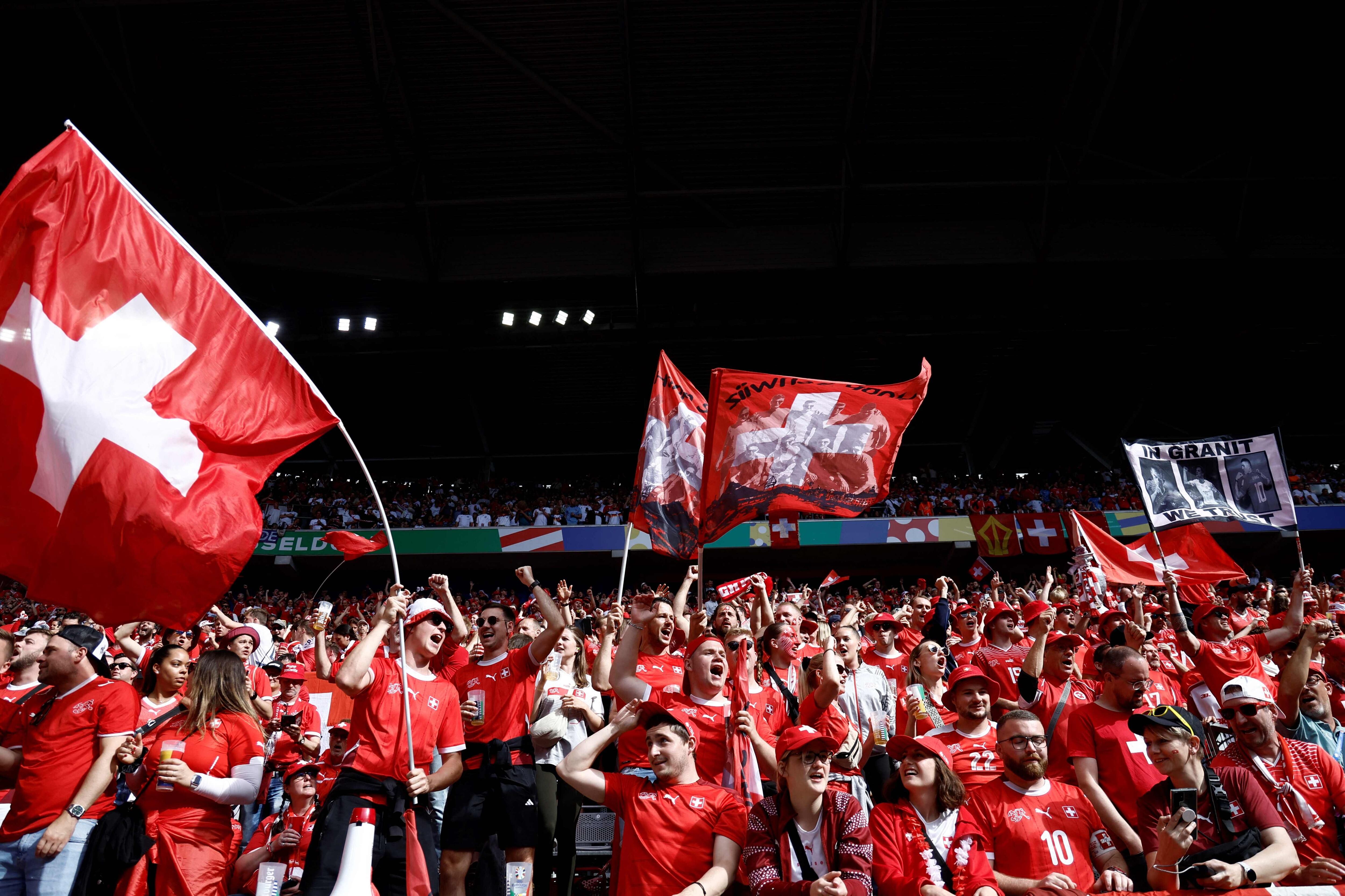 Los hinchas suizos, entusiasmados en Düsseldorf, donde su seleccionado se enfrenta a Inglaterra por los cuartos de final.