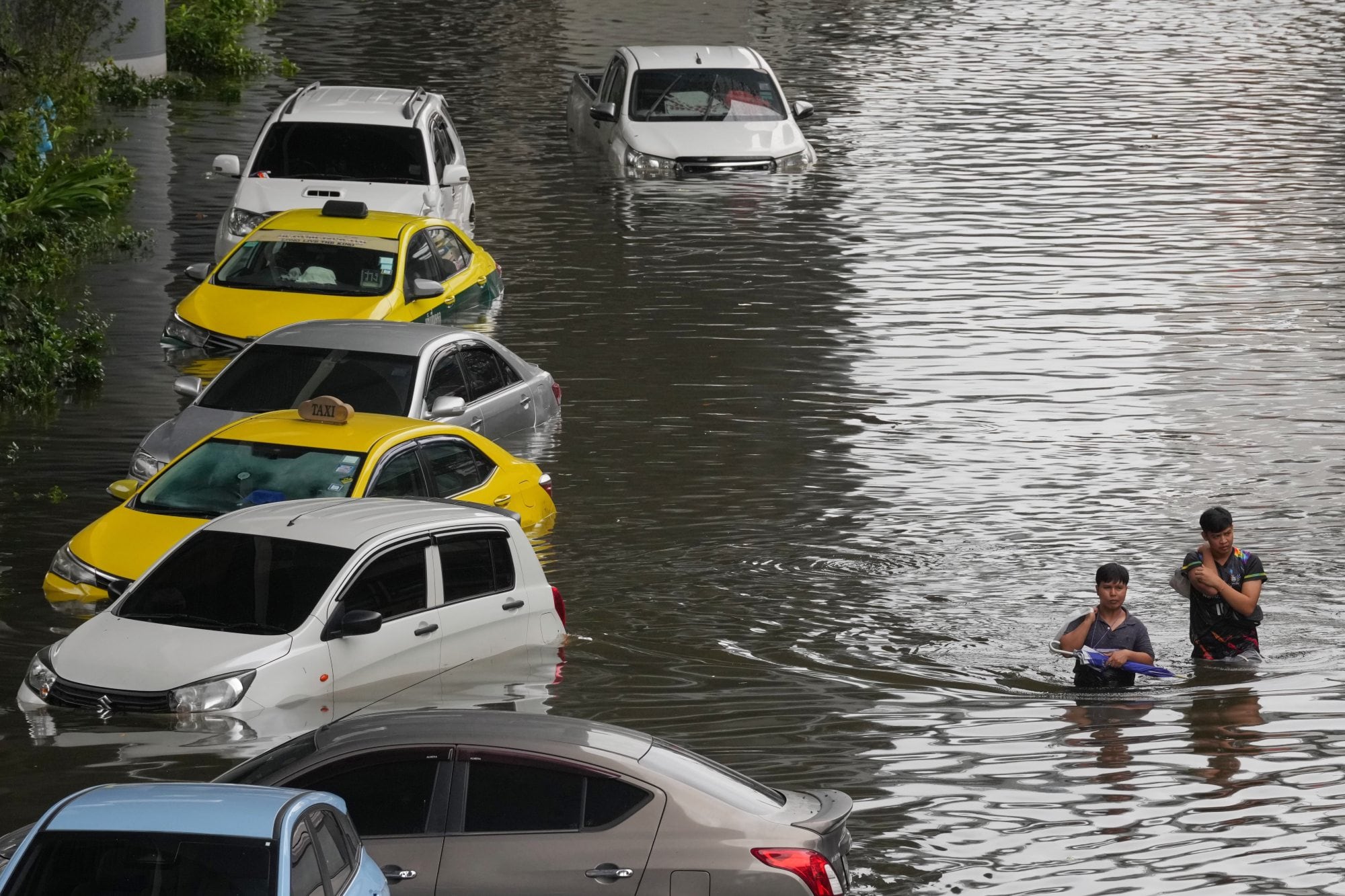 Las aguas comenzaron a bajar lentamente en Bangkok después de un fin de semana marcado por lluvias casi ininterrumpidas que dejaron barrios enteros y avenidas bajo el agua
