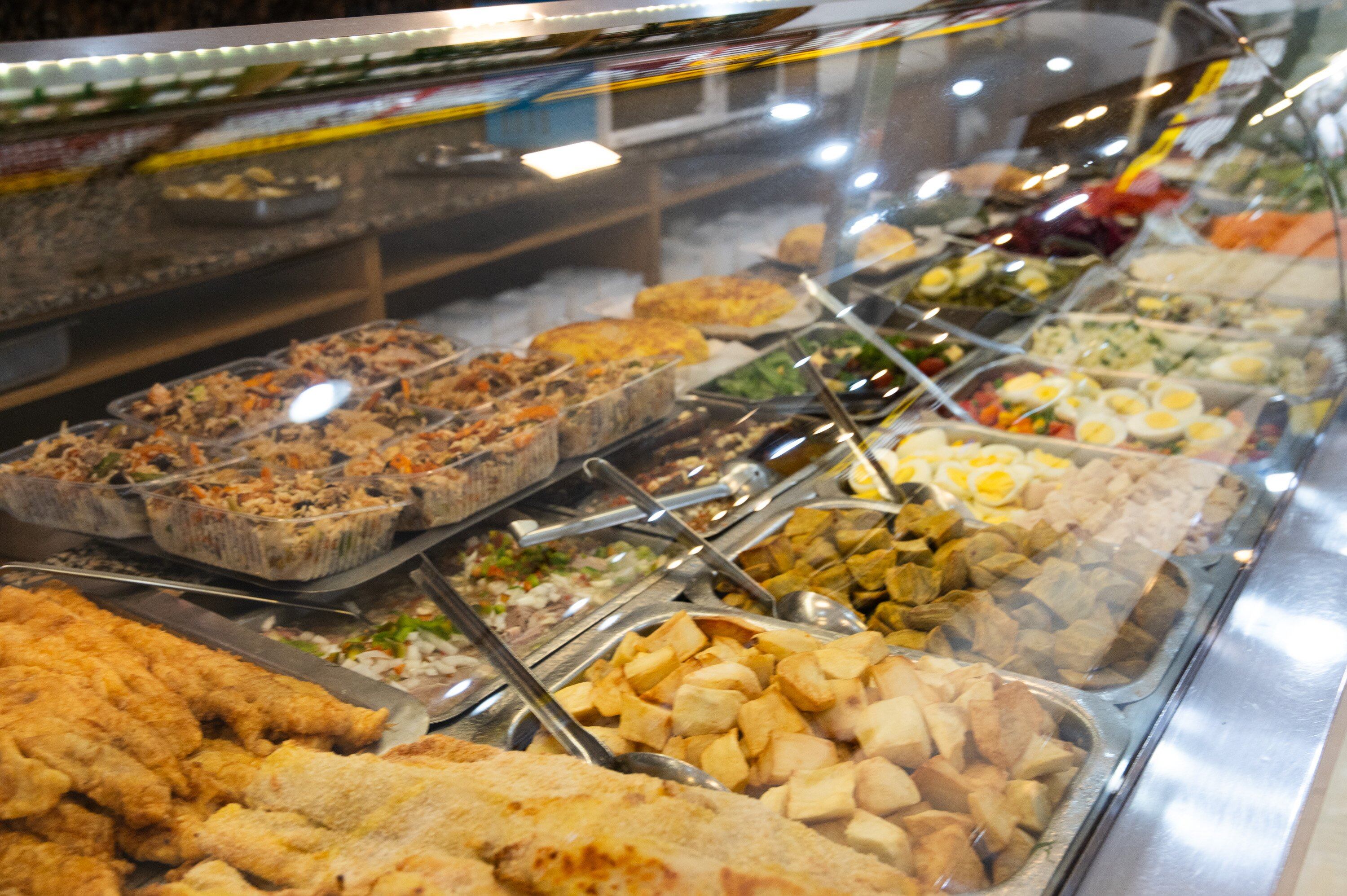 Lengua a la vinagreta, matambre con ensalada rusa, arrollado de pollo, tallarines con estofado, filet de pescado con puré de calabaza, rabas fritas, pescado en escabeche, sándwiches de milanesa y buñuelos de acelga, son algunas de las cosas que ofrecen