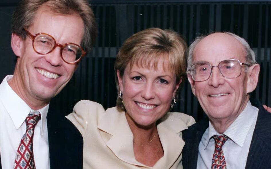 Jill Dando junto a su hermano Nigel (izquierda) y su padre Jack (derecha) Foto: Netflix