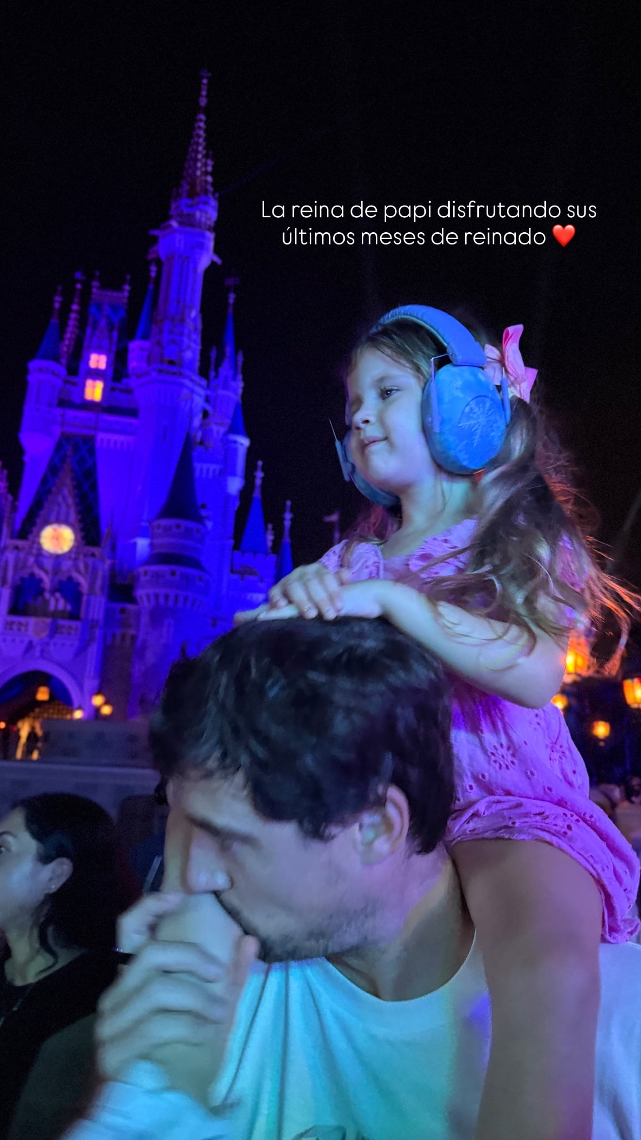 Tras publicar el video viral, Stephanie bromeó sobre lo pegada que se encuentra su hija mayor a su padre desde que se enteró que tendrá una hermanita