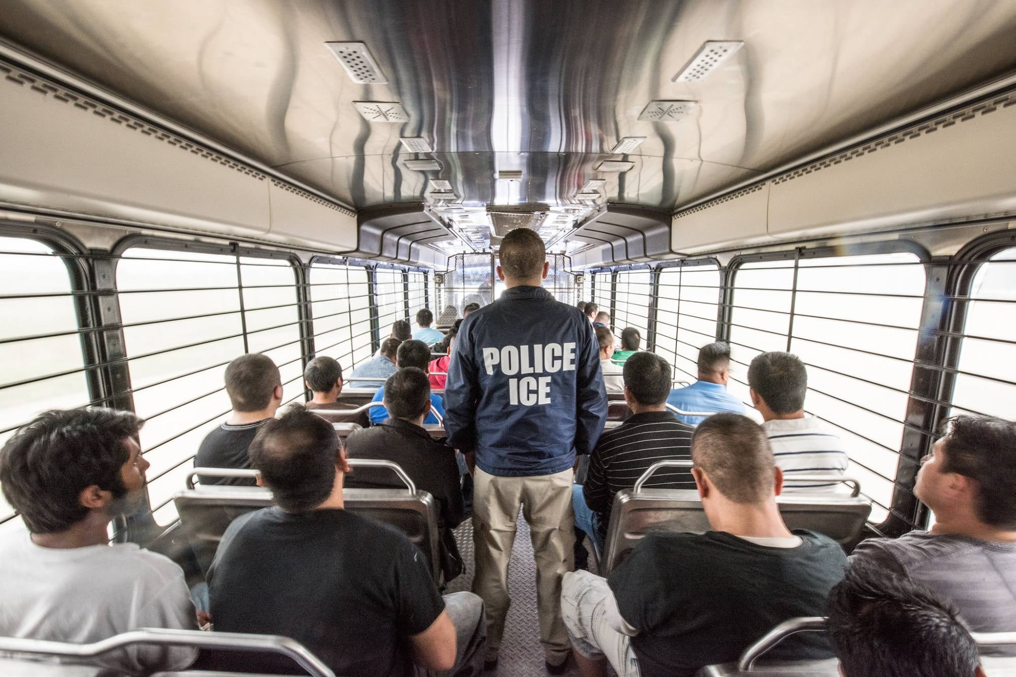 Alligator Alcatraz: qué se sabe sobre el traslado masivo de los migrantes detenidos en la prisión de Florida