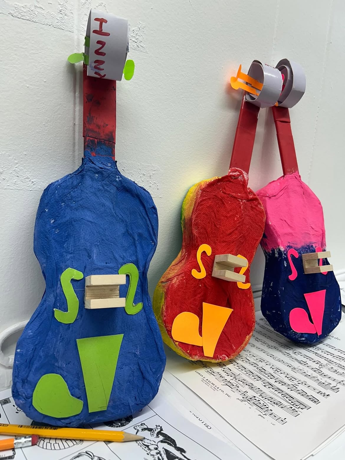 Los niños menores de seis años empiezan a tener nociones básicas rítmicas y auditivas con instrumentos de papel