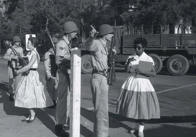 Elizabeth Eckford intentaba ingresar a Central High School y la Guardia Nacional le impidió el paso