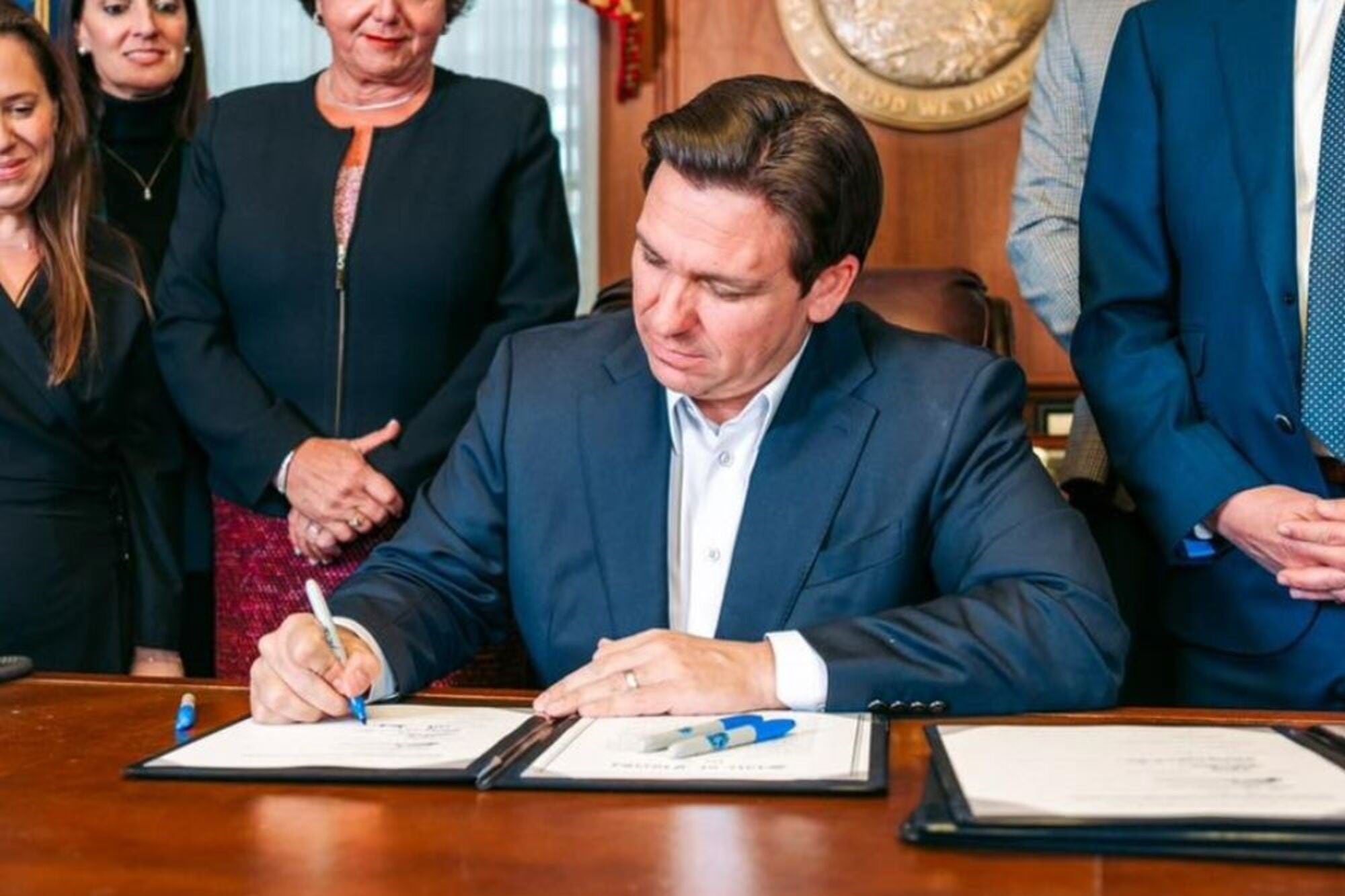 El paquete de leyes ya fue firmado por el gobernador Ron DeSantis y entrará en vigencia a partir del 1° de junio