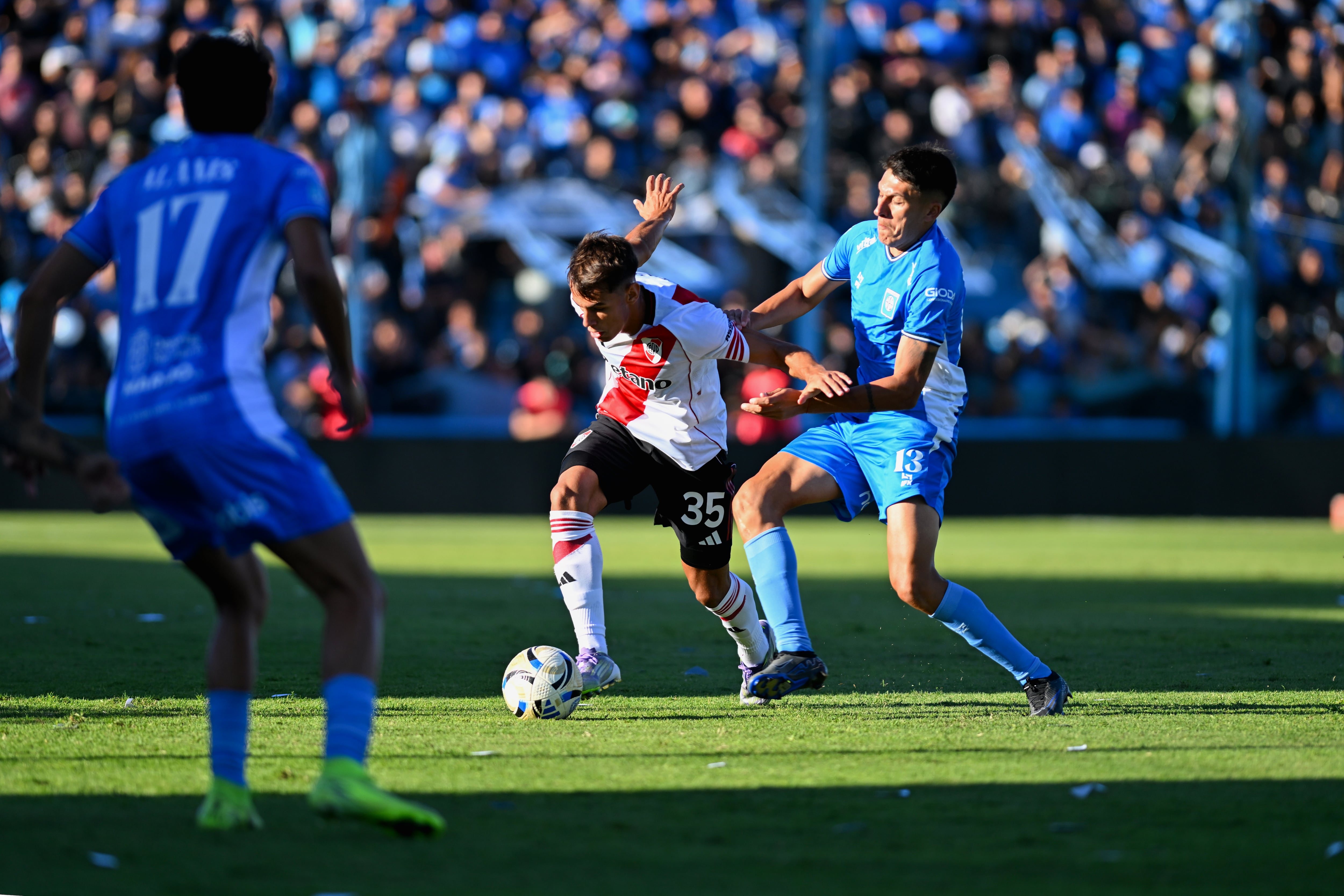 CORDOBA, ARGENTINA - MARCH 22: Francisco Romero of Estudiantes de Rio Cuarto fights for the ball against Joaquin Freitas of River Plate during a match between Estudiantes Rio Cuarto and River Plate as part of Torneo Apertura 2026 at Estadio Ciudad de Río Cuarto Antonio Candini on March 22, 2026 in Cordoba, Argentina. (Photo by Hernan Cortez/Getty Images)
