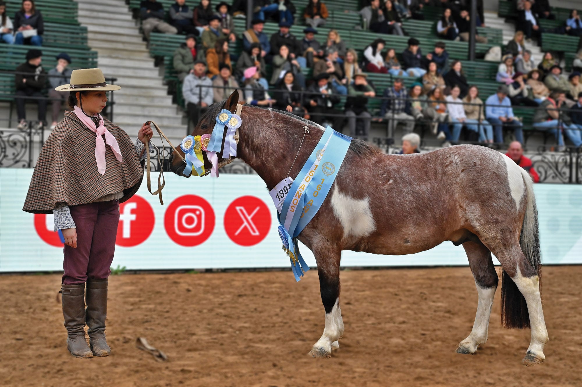 Sombrero de fieltro, pañuelo y capa para Amalita Rodríguez Fudikar Nogues Miguens