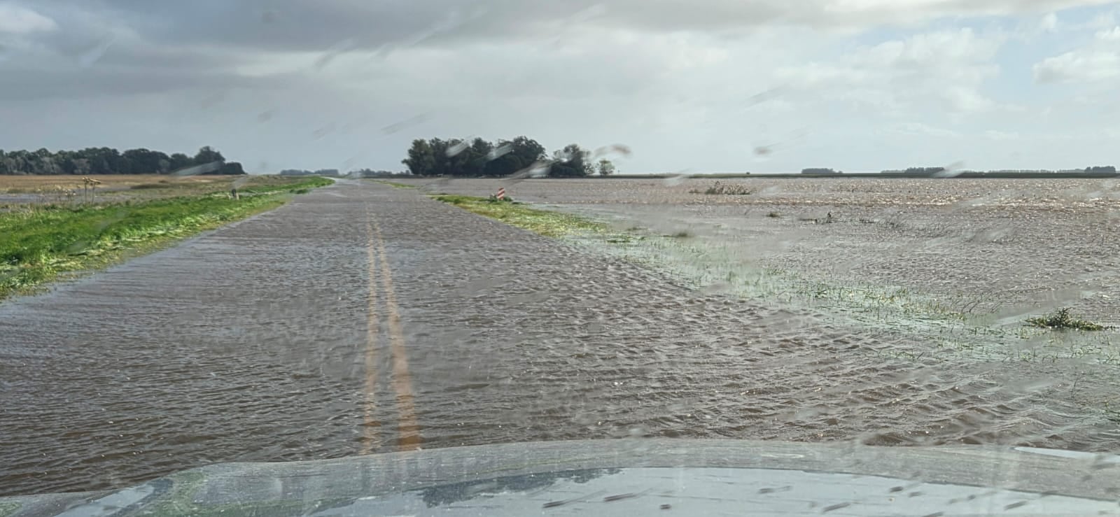 El exceso de agua complicó la logística del campo