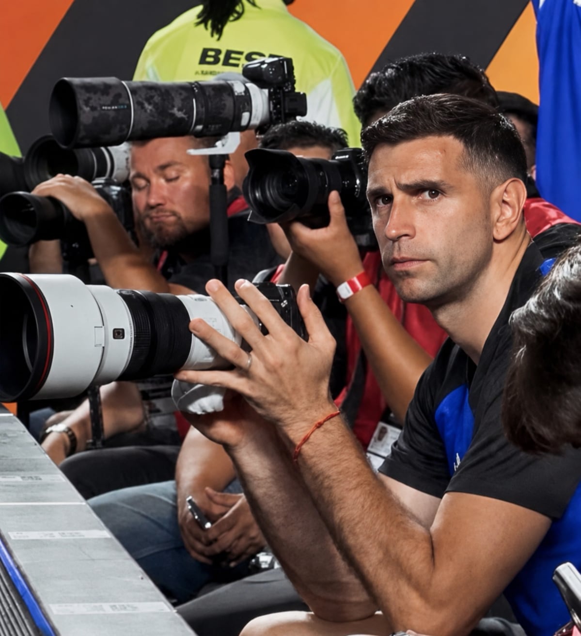 Dibu Martínez, como un fotógrafo más, detrás de los carteles de publicidad