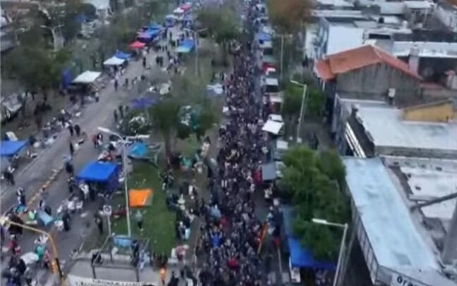 La despedida pública al Indio Solari reúne a miles de fanáticos en Avellaneda