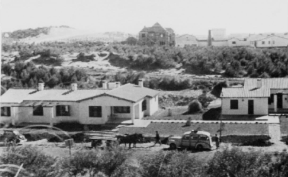Una foto histórica de La Vieja Hostería de Pinamar, cuando había muy pocas construcciones en la zona