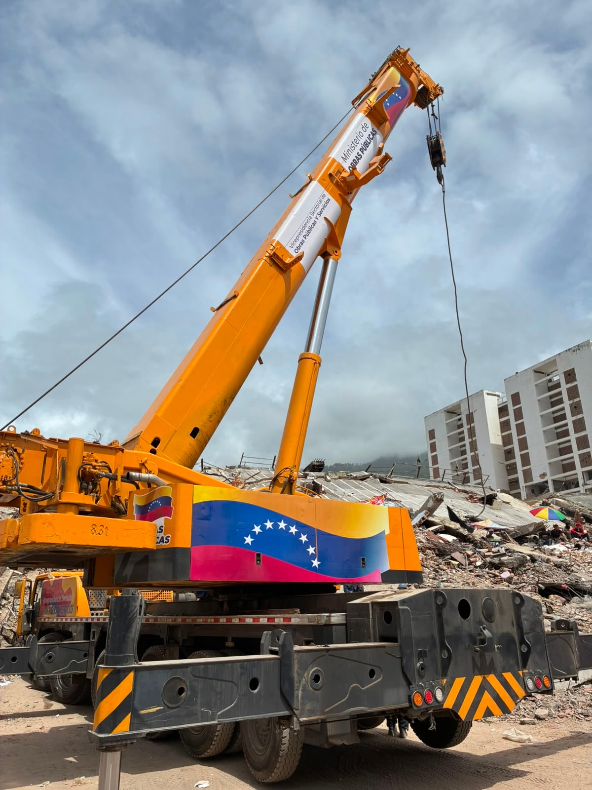 Excavadoras remueven escombros bajo la mirada de familiares que esperan noticias