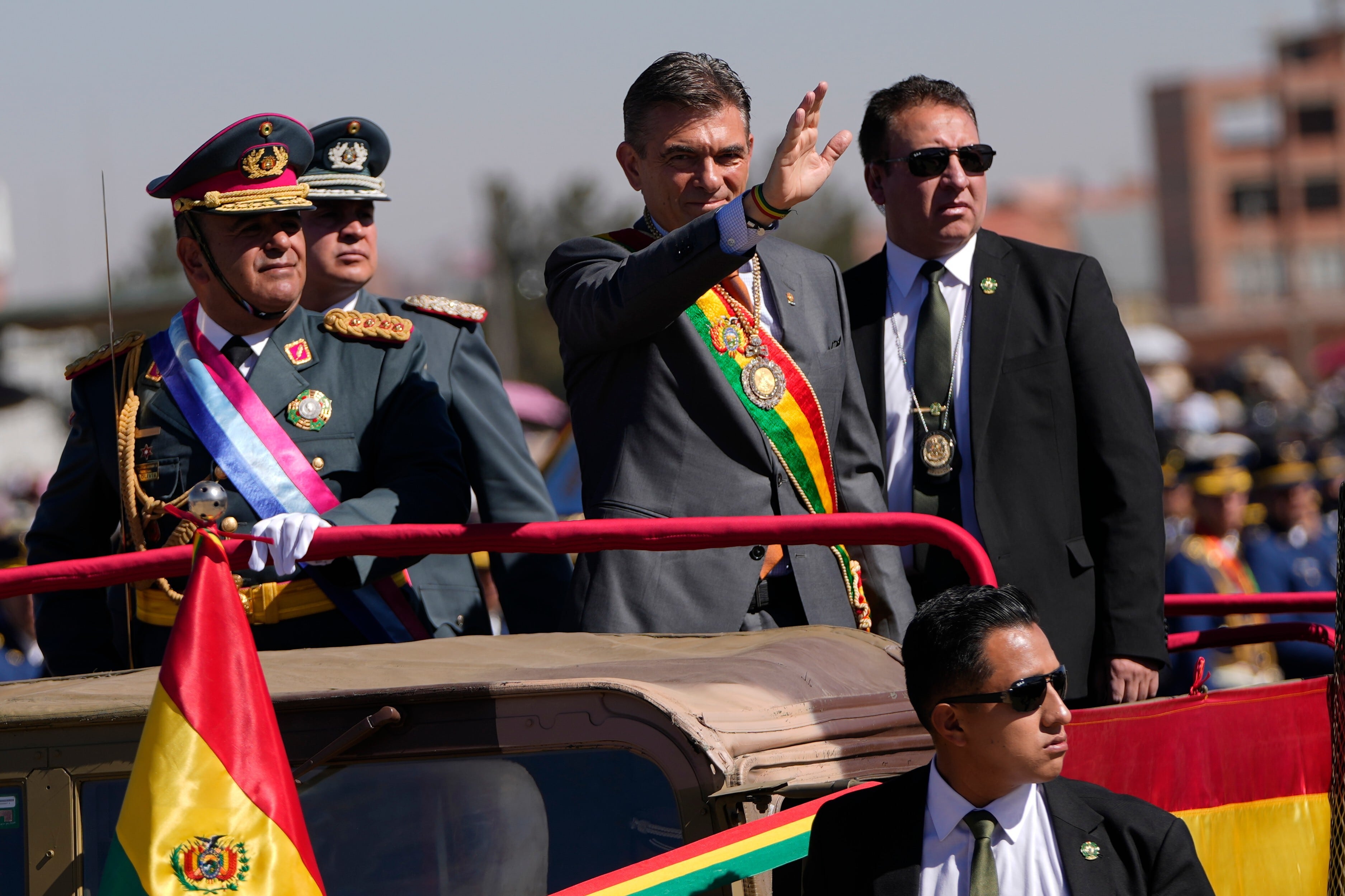 El presidente Rodrigo Paz saluda junto al comandante de las Fuerzas Armadas durante un desfile militar en El Alto