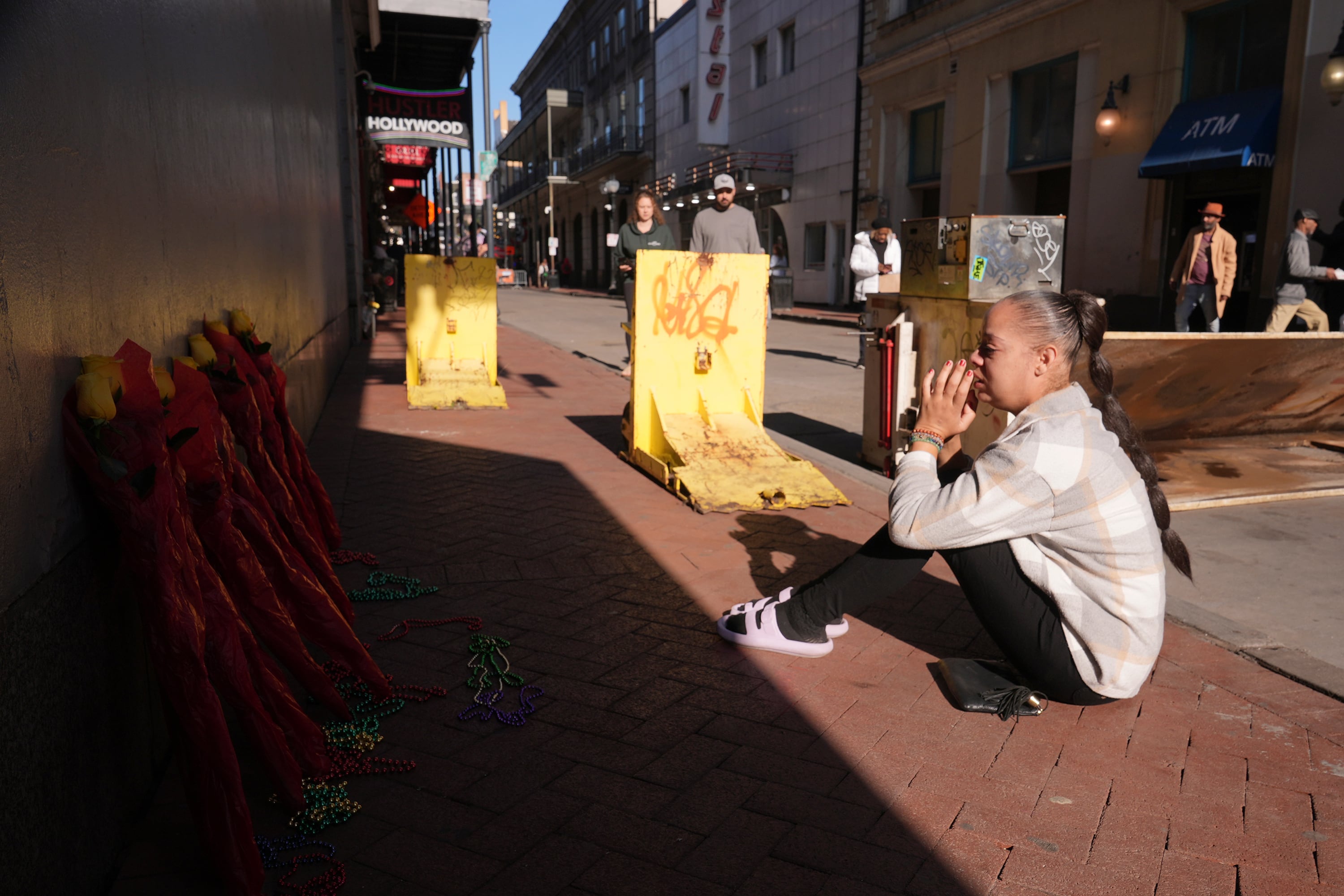 Samantha Petry, que trabaja en la zona, visita un homenaje floral instalado en Canal y Bourbon Street, el jueves 2 de enero de 2025 en Nueva Orleans.