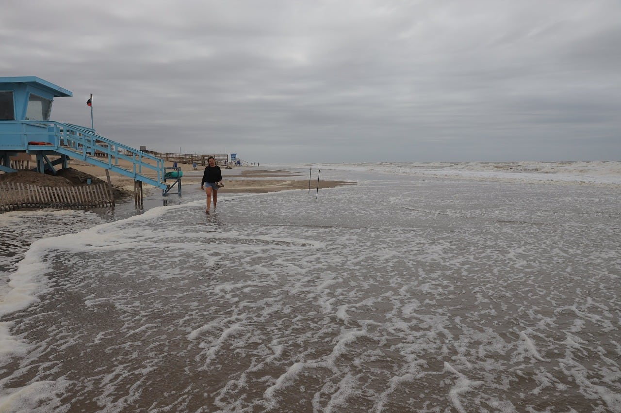 Los días de lluvia pueden complicar los días de playa en Pinamar