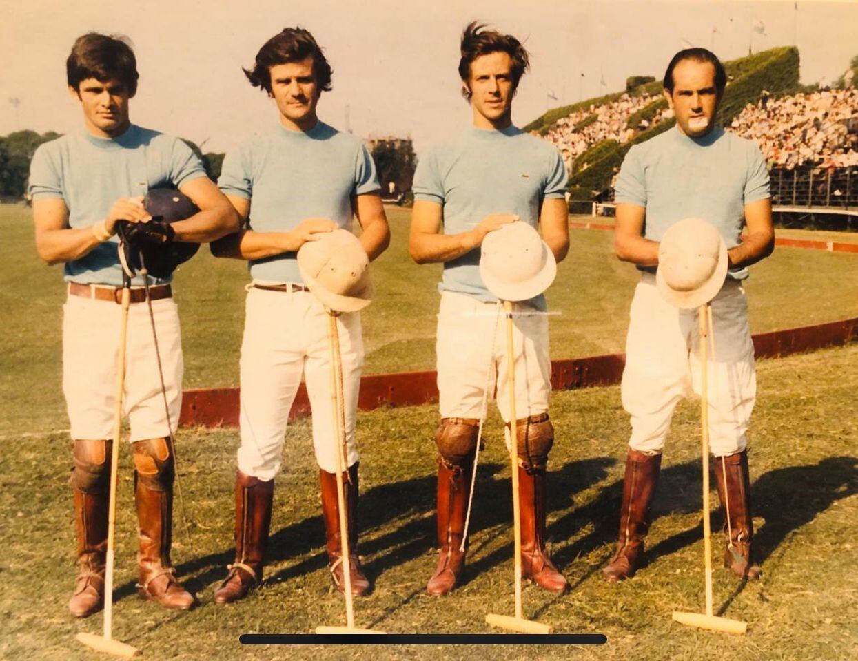 Juan José Alberdi con Jorge y Gonzalo Tanoira y Alfredo Goti, con la camiseta de Mar del Plata