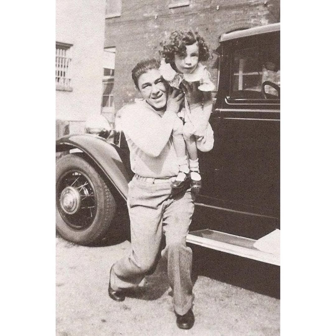 Fue el “cerebro” del trío más famoso de la TV, conquistó al público con su mal genio y salvó a sus amigos de la ruina 9 Moe Howard con su hija Joan (Foto: Instagram/@tessarosenmaurer)