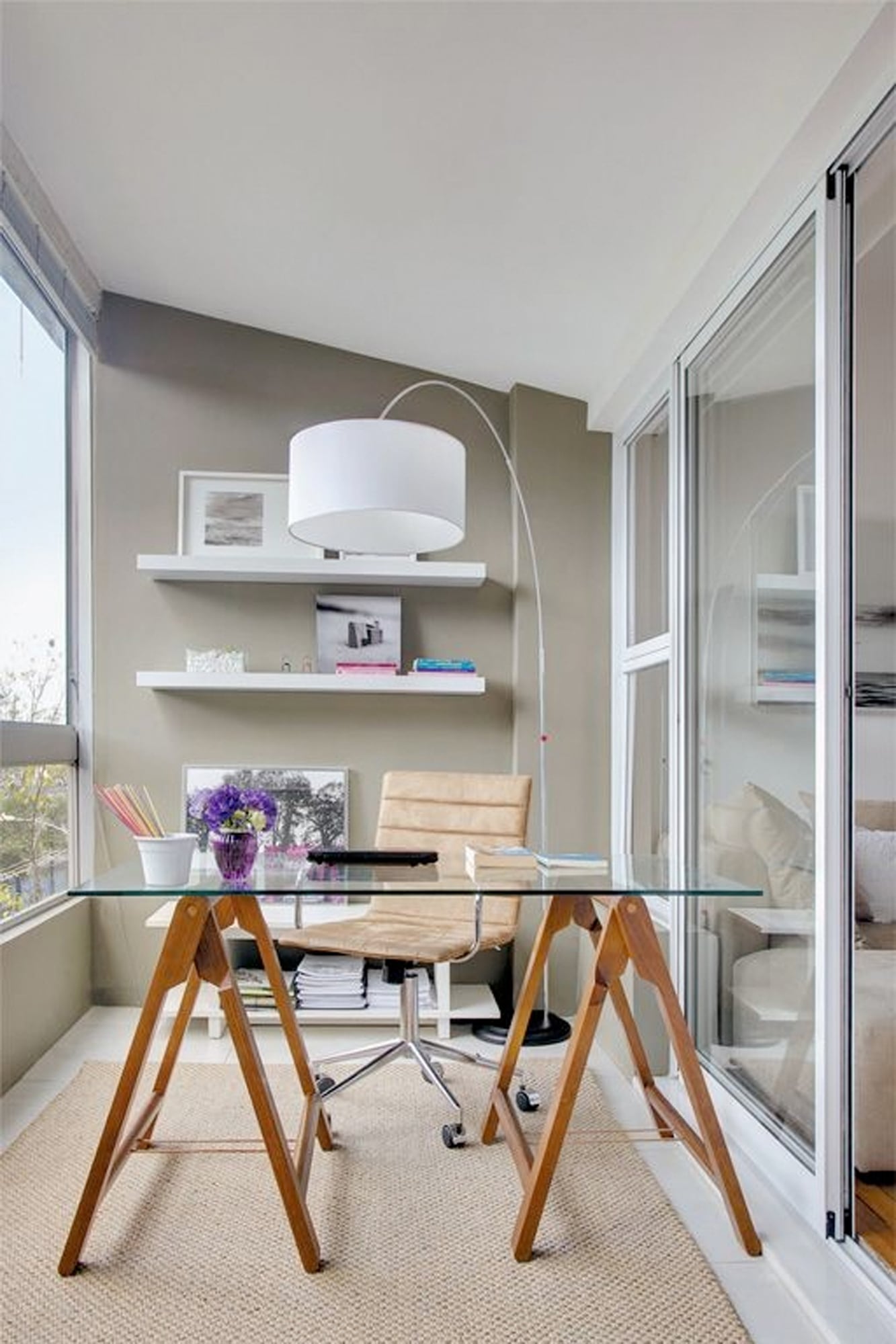 Cerrar un balcón o una terraza no es un trámite menor: se considera una ampliación de superficie cubierta y requiere un Permiso de Obra Menor o Mayor, según el caso