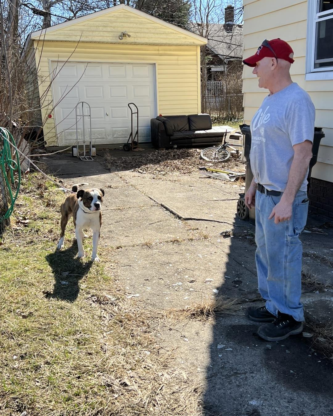 Cuando los bomberos apagaron el incendio, Ace -el perro de Taylor- comenzó a mostrarse inquieto.