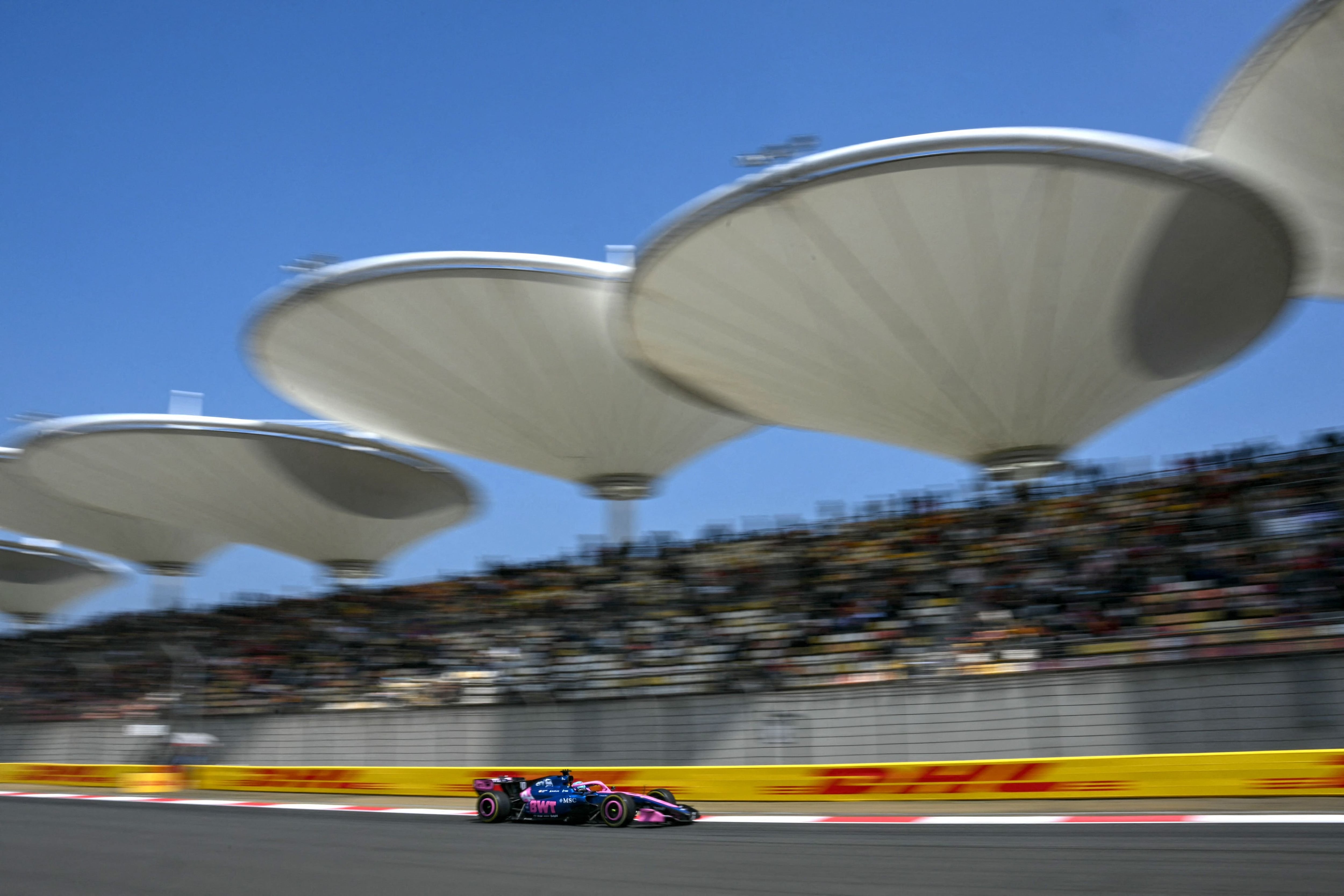 El autódromo de Shanghái es uno de los primeros diseñado por el ingeniero alemán Herrmann Tilke y albergó Fórmula 1 por primera vez en 2004.