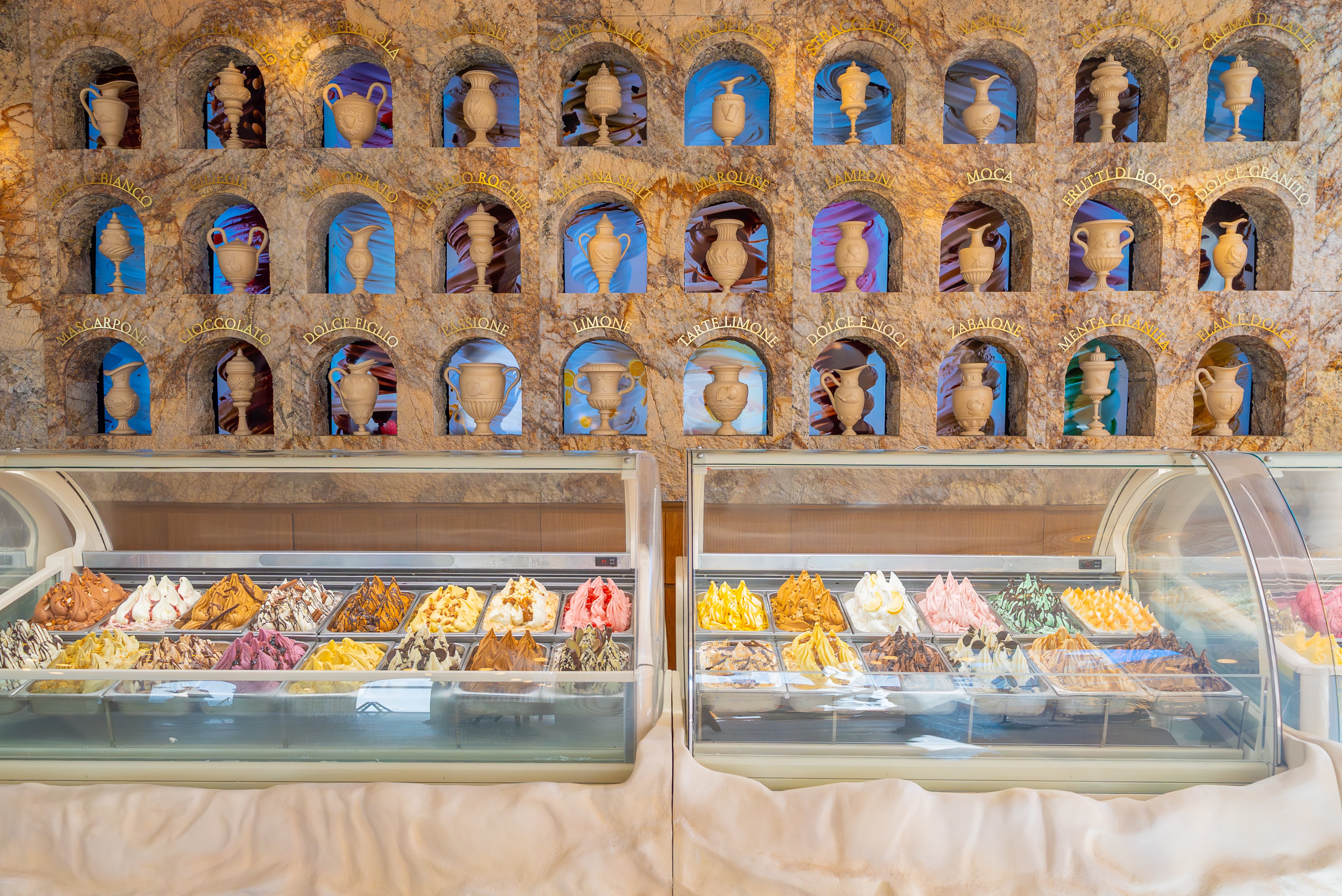 Cada jarrón representa un sabor de helado que es proyectado con una pantalla detrás