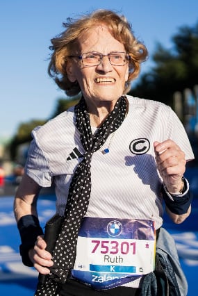 Ruth Ritcher, la corredora alemana de 88 años que hizo historia en el Maratón de Berlín 2026 (Foto: Instagram/qberlinmarathon)