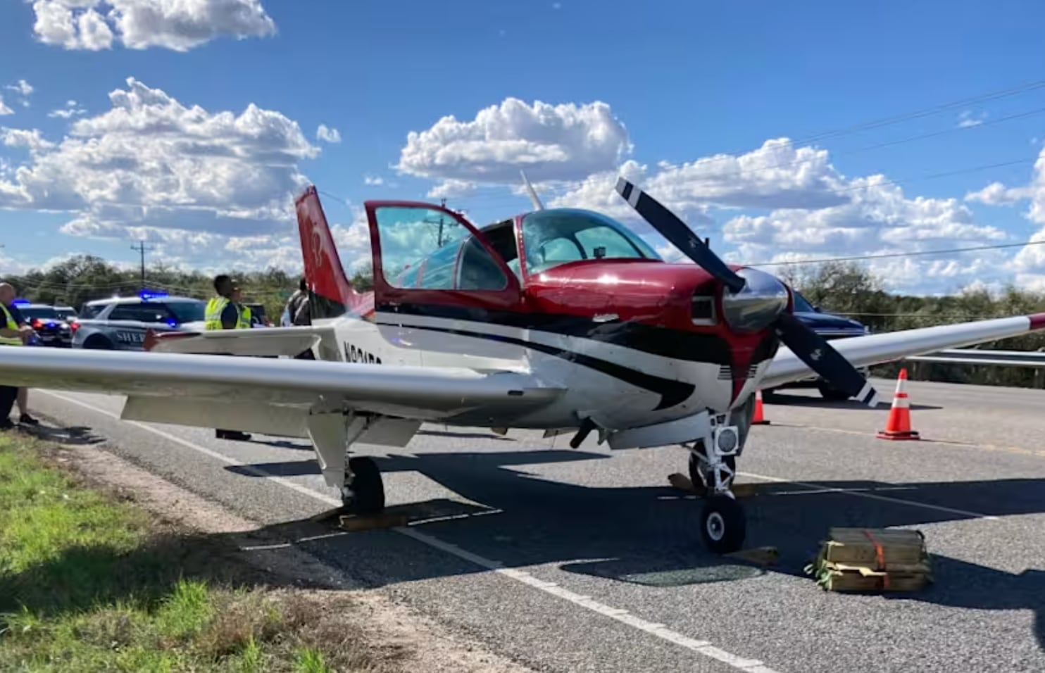 Así se veía la avioneta que aterrizó en plena autopista de Texas