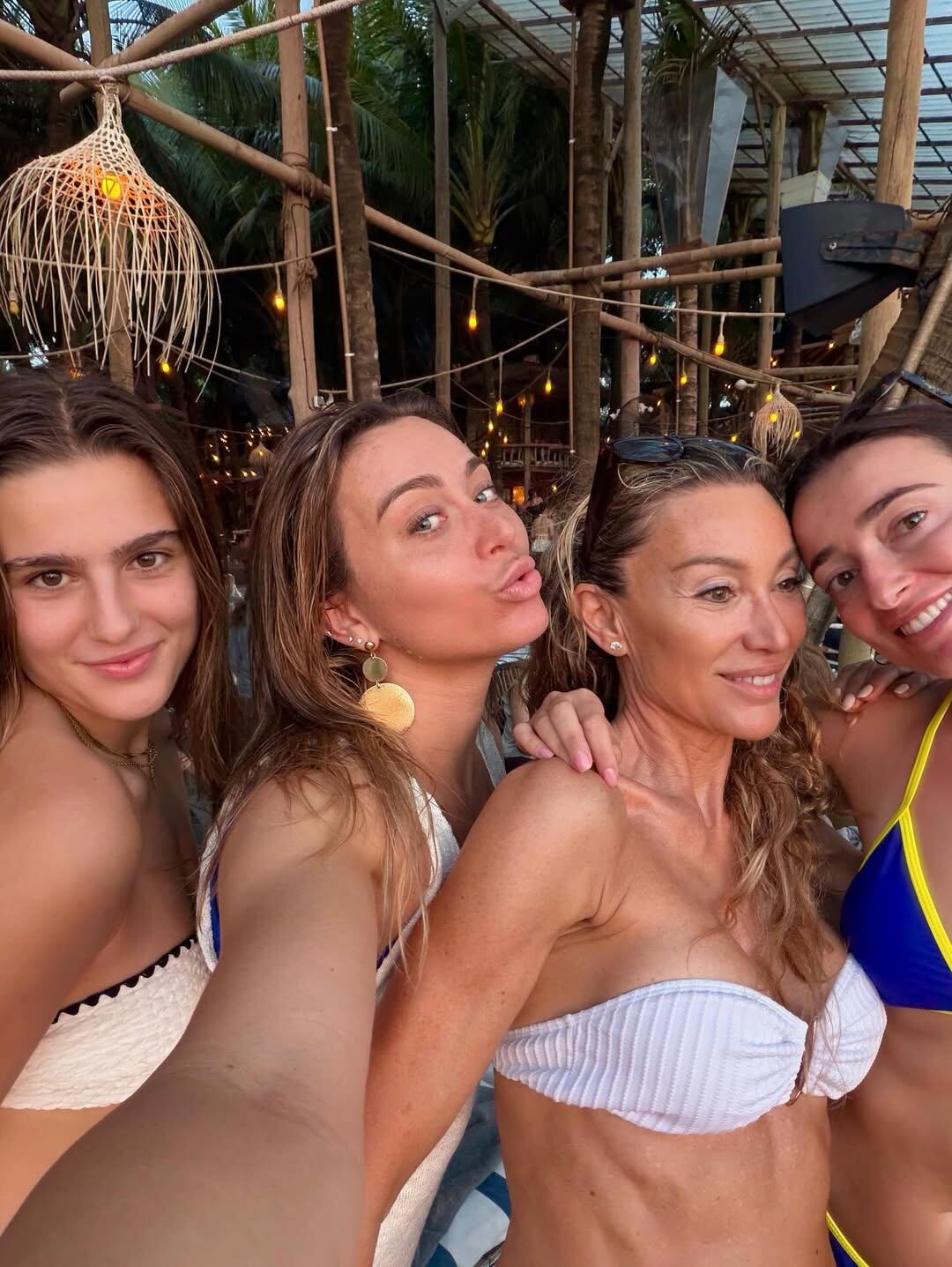 Badosa junto a su hermana y dos amigas en Indonesia