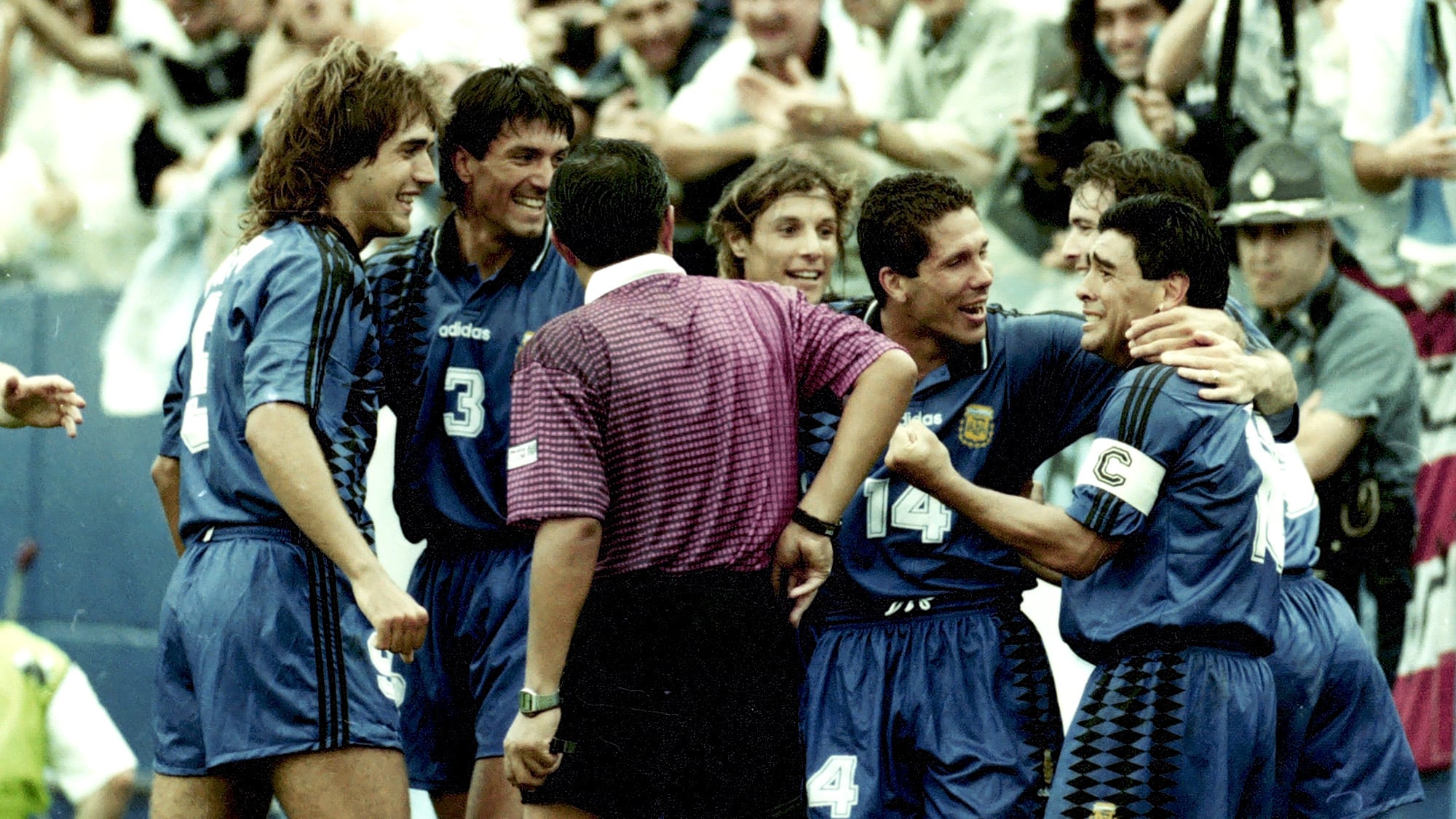 Gabriel Batistuta, José Chamot, Claudio Caniggia, Diego Simeone, Diego Maradona y Abel Balbo celebran ante Grecia: una goleada inolvidable en un Mundial que terminó envuelto en tristeza