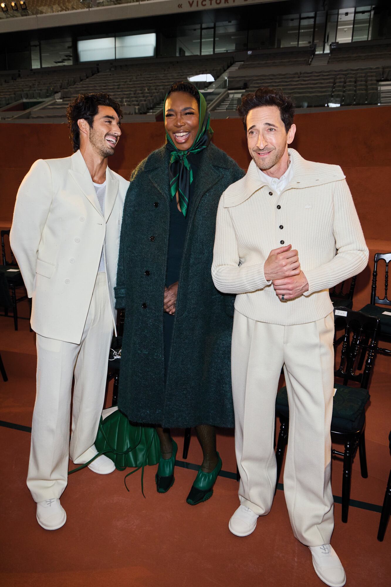 El actor y modelo Taylor Zakhar Perez, la tenista Venus Williams y Adrien Brody, ganador del Oscar a Mejor Actor por la película The Brutalist, en Roland Garros, invitados por Lacoste.