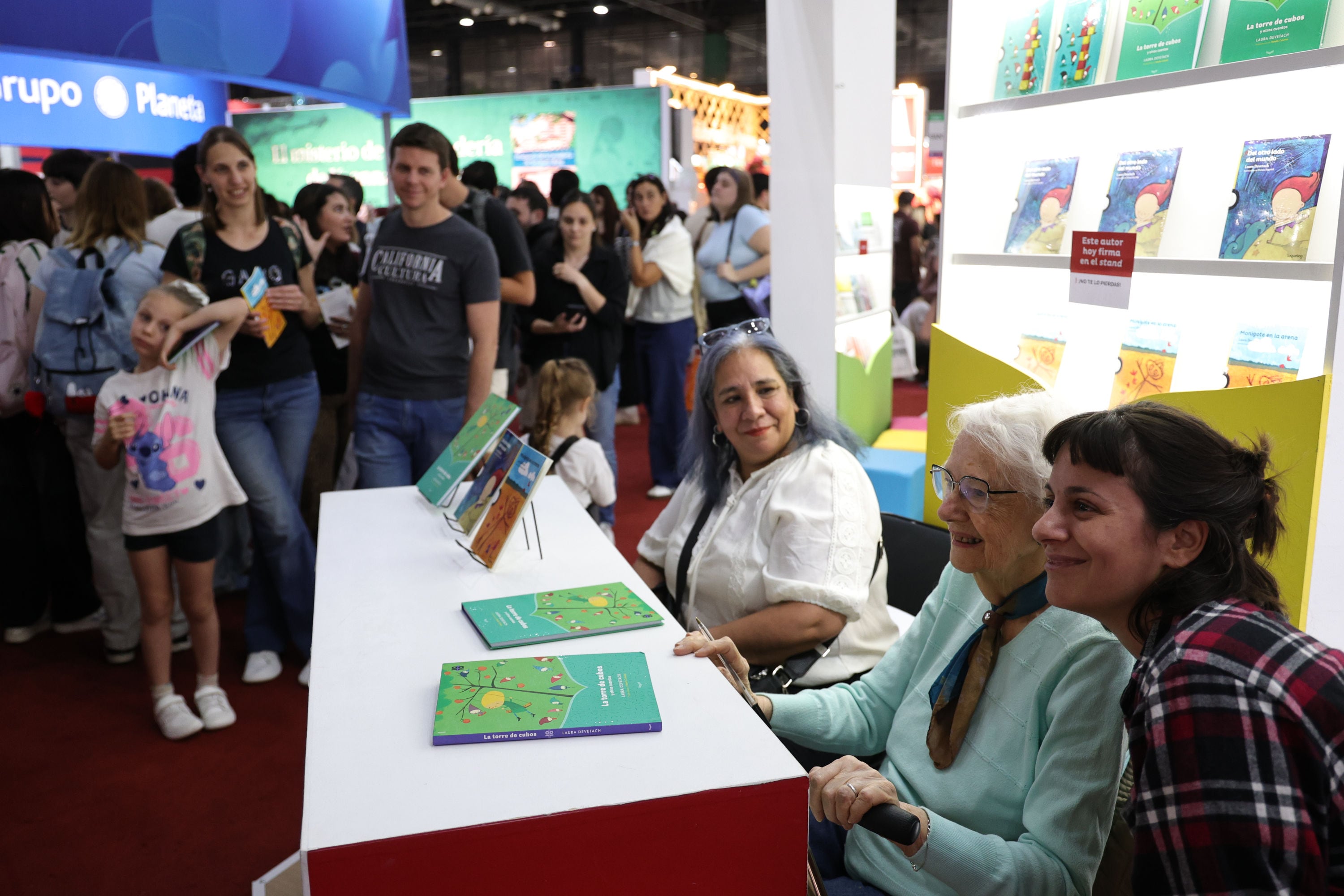 Devetach, en la Feria del Libro, rodeada de lectores de todas las edades