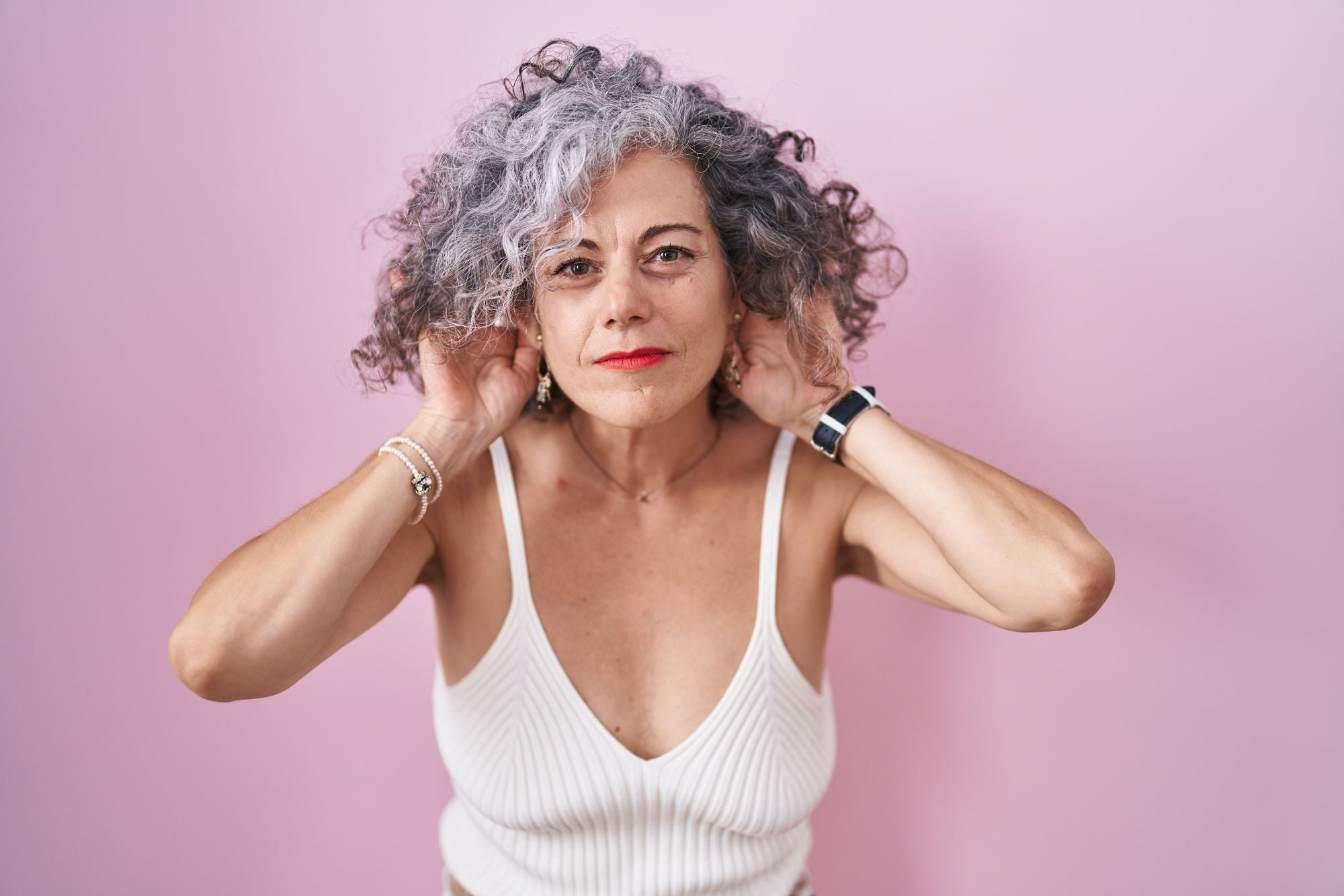 Qué dice la psicología de las personas que se dejan las canas