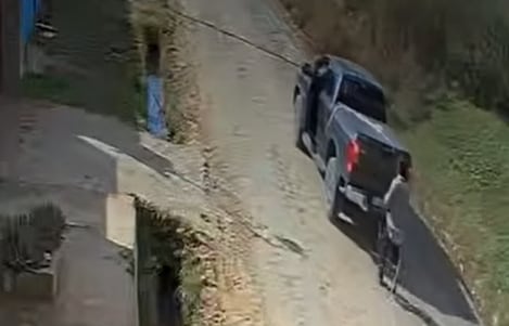 Fue a buscar a un presunto ladrón, lo ató a su camioneta y lo arrastró por varias cuadras en Zárate